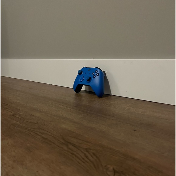 Xbox One S with 3 controllers - Picture 5 of 8